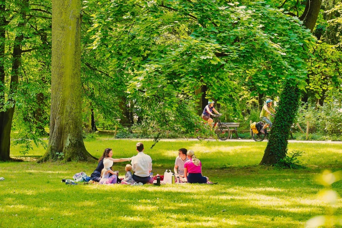 Parents et enfants réunis dans un parc